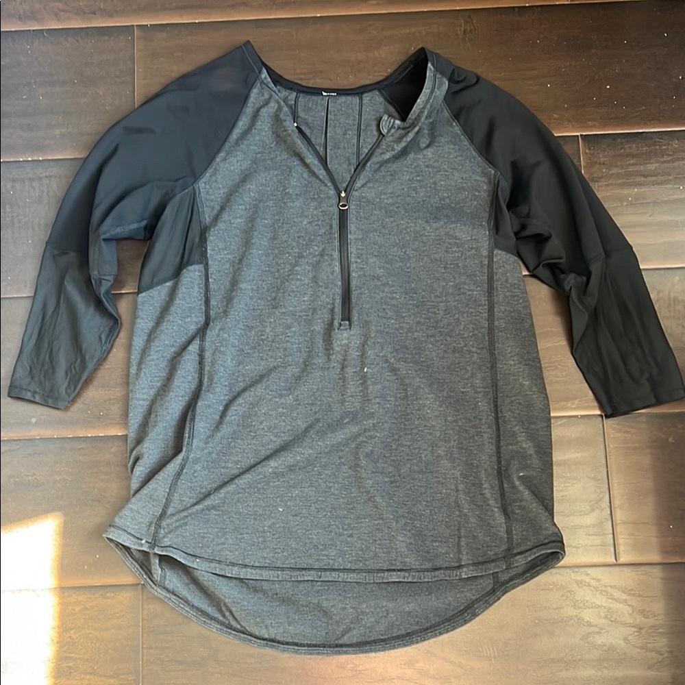 Lululemon Black Clip In Top, size 8